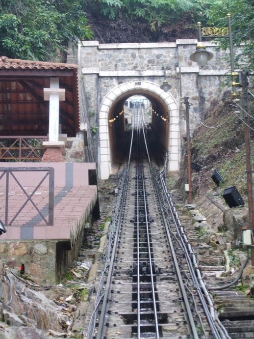 entree tunnel funiculaire penang hill malaisie