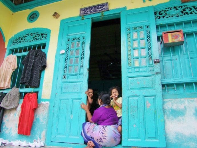 famille devant maison georgetown penang malaisie