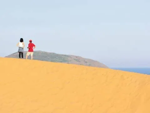 mui ne - red dunes couple - vietnam