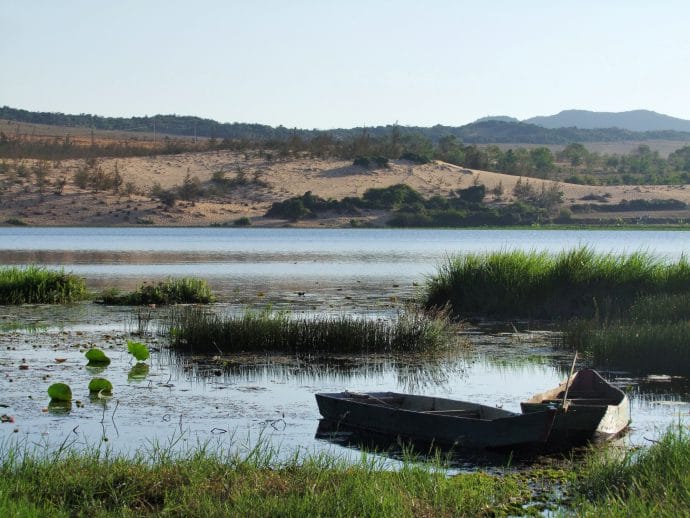 lac devant dunes blanches mui ne
