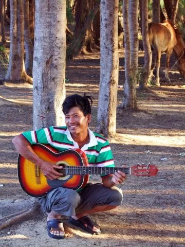 mui ne musician - white dunes - vietnam