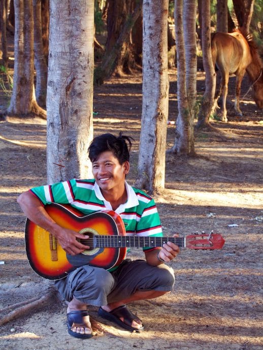 musicien mui ne - dunes blanches - vietnam