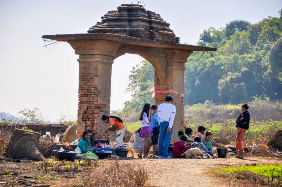 Personnes réunies sous une ancienne porte de temple