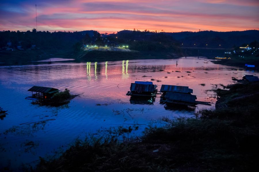 Maisons flottantes sur lac au coucher du soleil