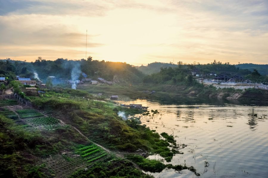 Village rural au bord d’un lac au coucher du soleil