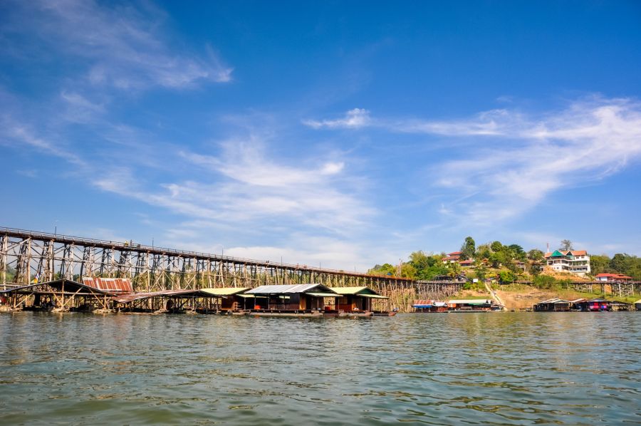 Pont en bois et maisons flottantes au bord du fleuve
