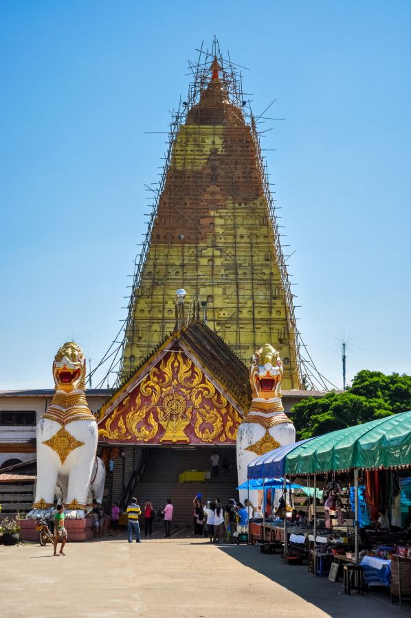 Temple bouddhiste en rénovation, gardé par deux statues de lions
