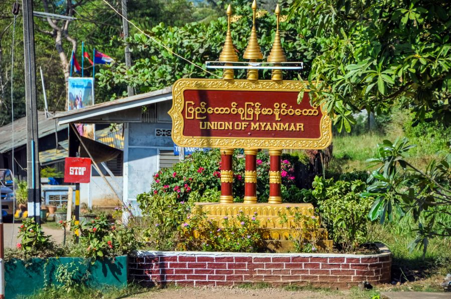 Panneau frontalier doré indiquant l’Union du Myanmar