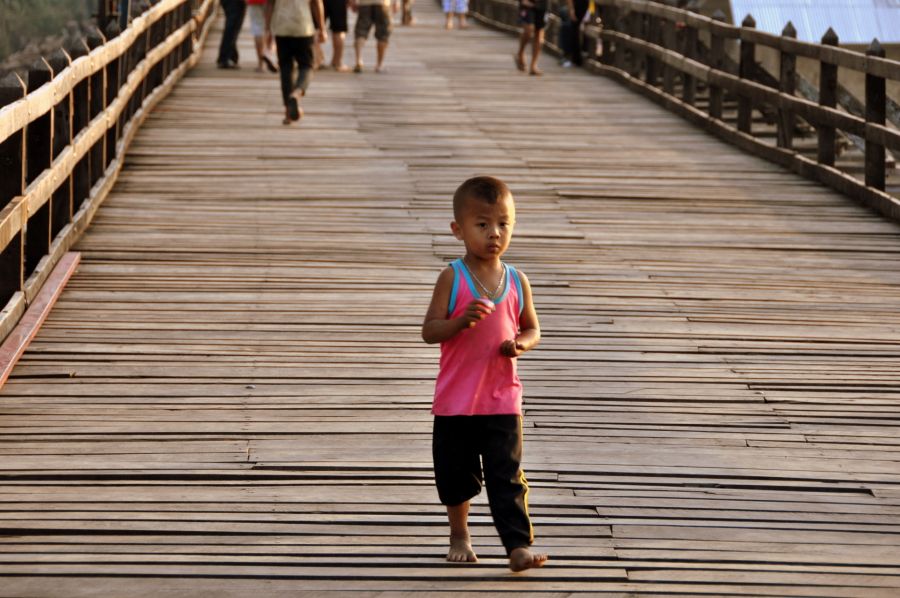 Enfant marchant sur une passerelle en bois