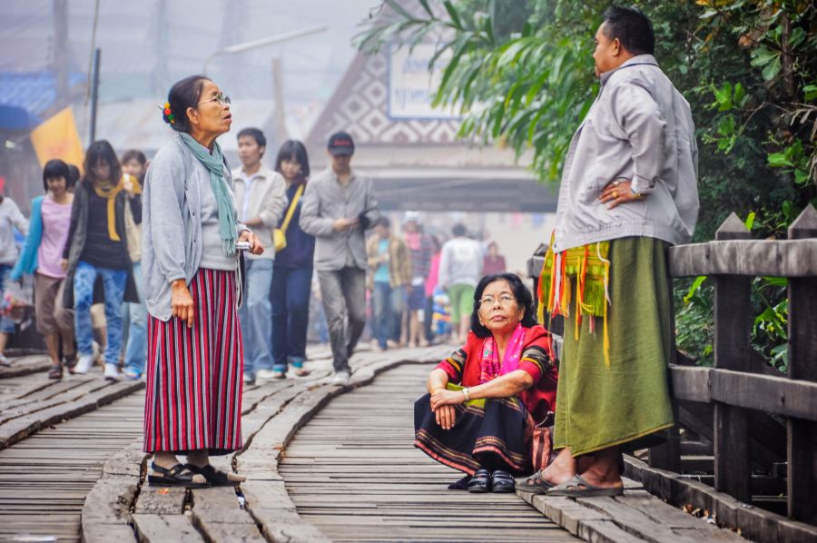 Femmes en vêtements traditionnels sur une passerelle animée