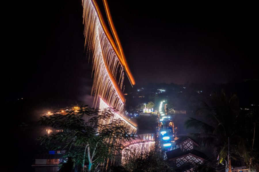 Feux d’artifice illuminant un village tropical la nuit
