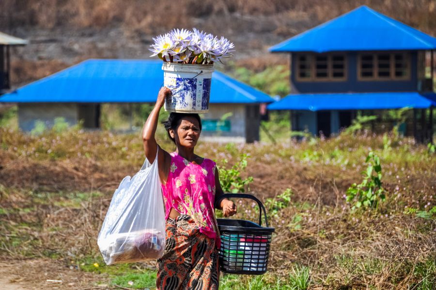 Femme portant des fleurs sur la tête