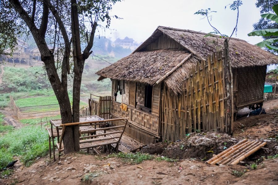 Maison rurale en bambou au toit de chaume