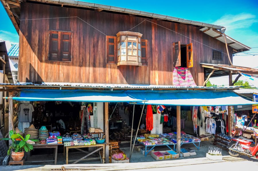 Maison traditionnelle en bois abritant une boutique de rue