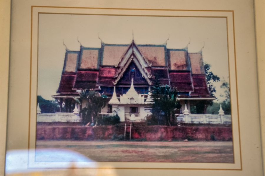 Temple thaïlandais traditionnel aux toits rouges superposés