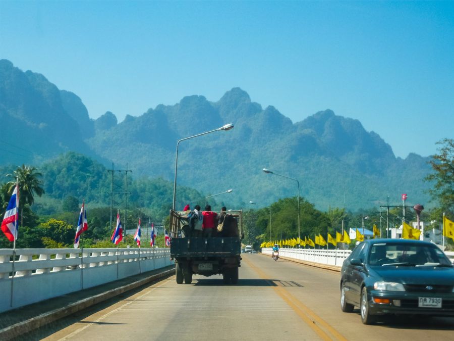 Camion et voitures sur pont devant montagnes thaïlandaises
