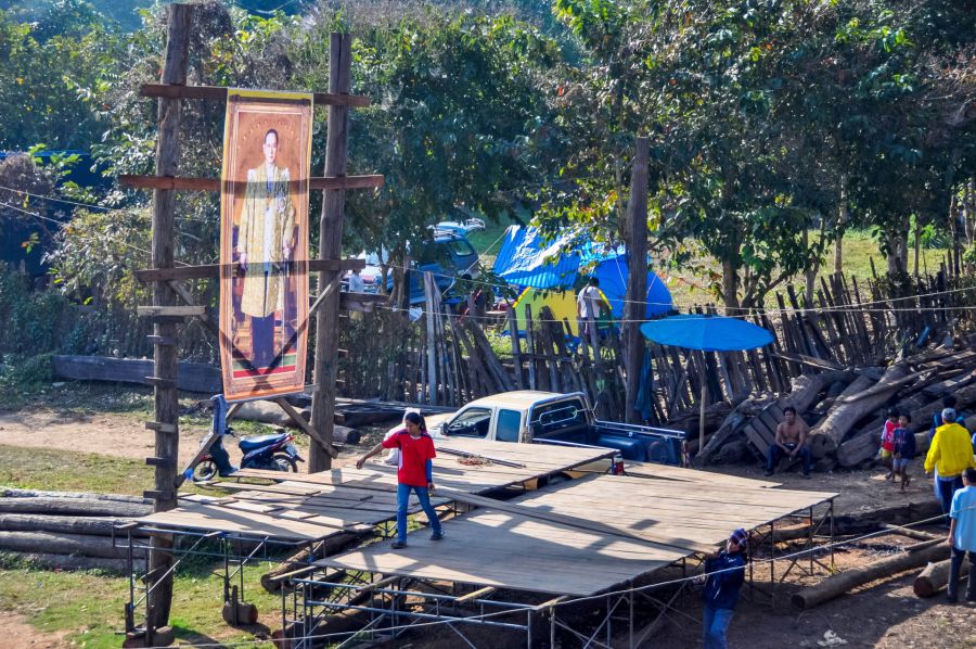 Portrait royal sur structure en bois près d’une scène