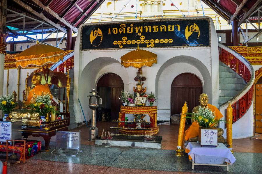 Statues de moines dans un temple bouddhiste thaïlandais