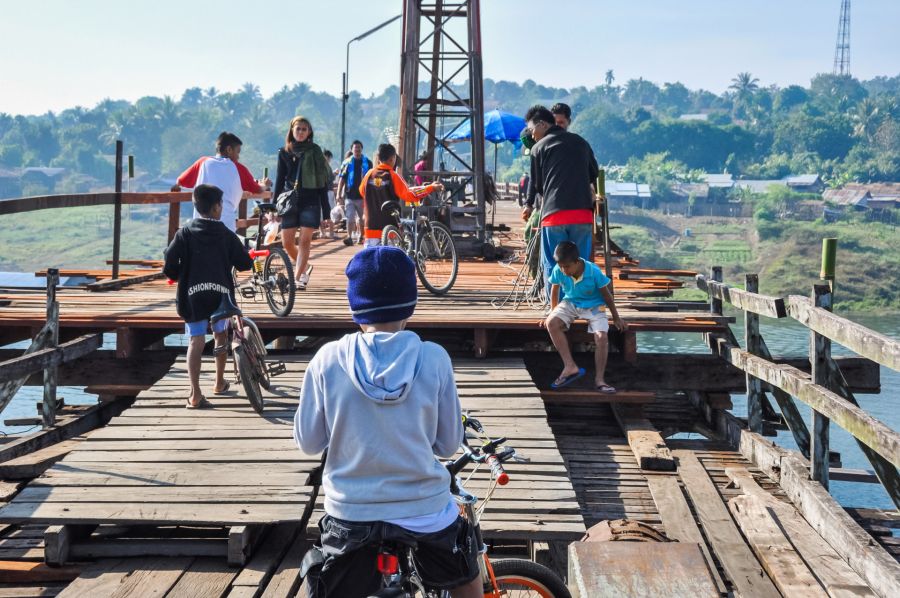 Habitants et cyclistes sur un pont en bois