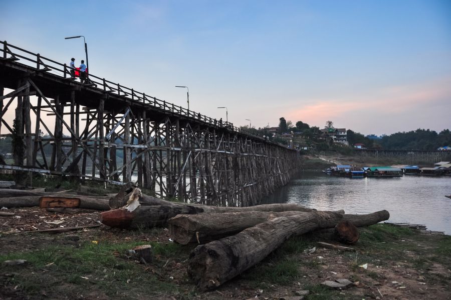 Pont en bois sur rivière au crépuscule