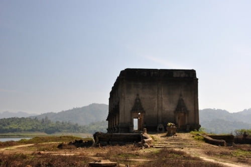temple immergé à découvert sur le lac près de Sangkhlaburi