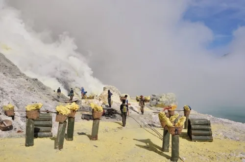 crater kawah ijen java indonesia