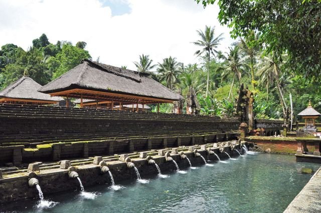 cover bali centre temple pura tirta empul