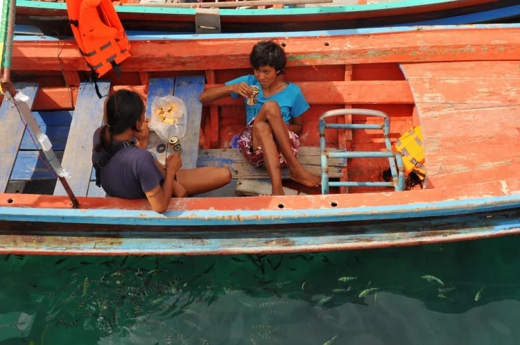 waiting boat ko nang yuan - thailand