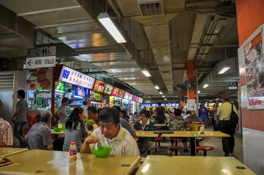 Diners dans un centre de restauration asiatique animé