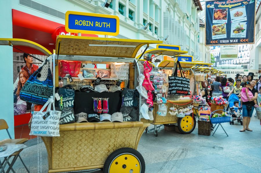 Chariots de souvenirs dans un centre commercial animé à Singapour