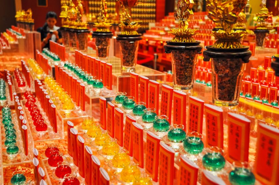 Présentoir de produits colorés dans un magasin asiatique doré
