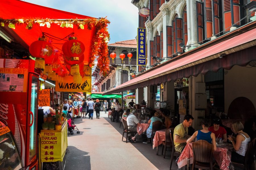 Rue animée de Chinatown avec lanternes rouges et restaurants