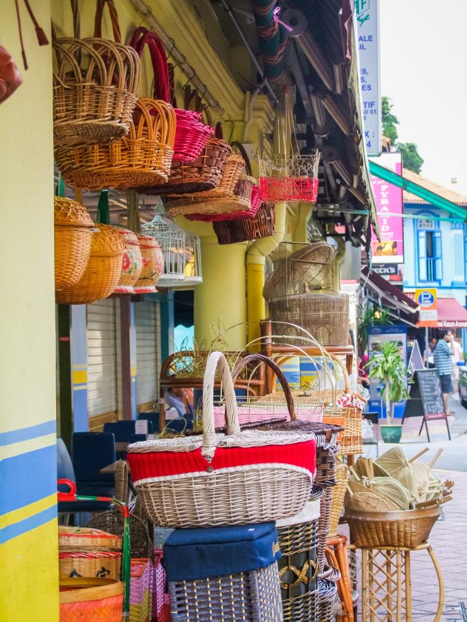 Étalage de paniers en osier devant une boutique