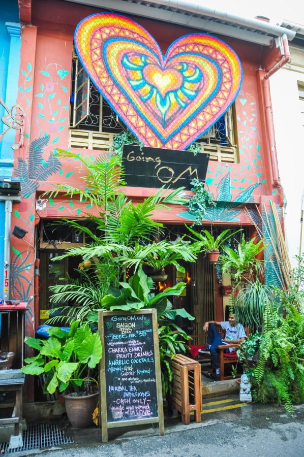Façade végétalisée d’un café, décorée d’un grand cœur coloré