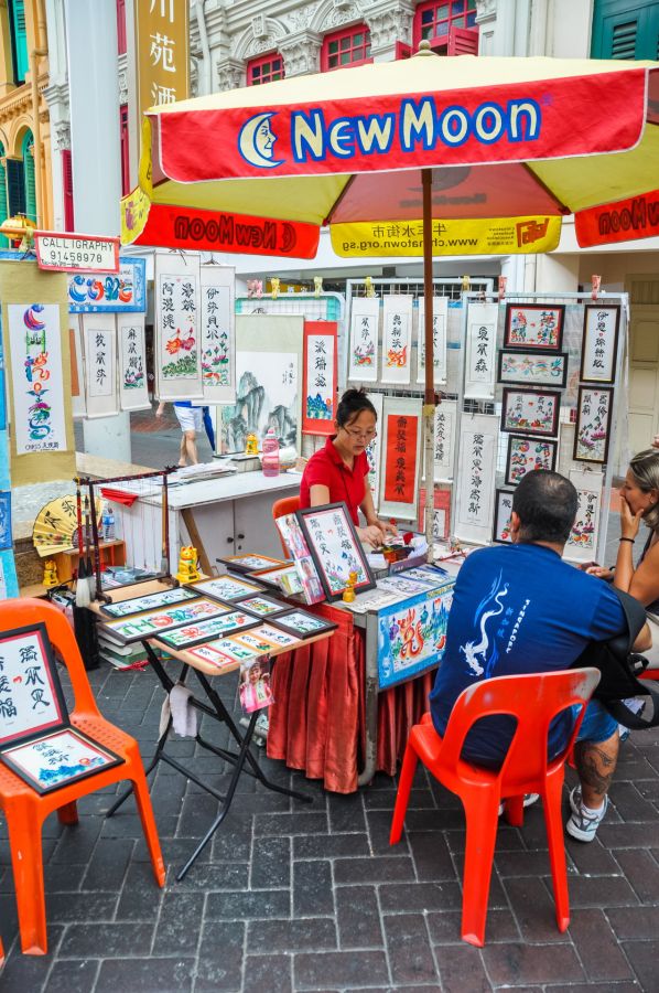 Stand de calligraphie chinoise sous parasol New Moon