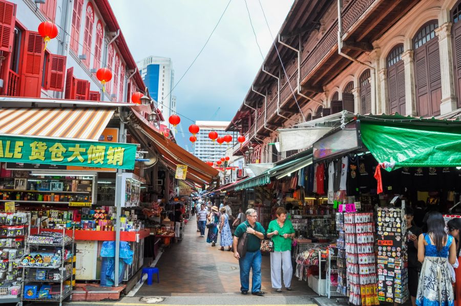 Rue commerçante animée ornée de lanternes rouges à Singapour