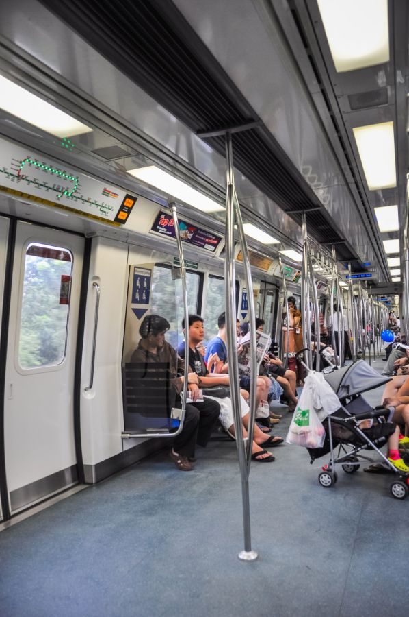 Passagers assis dans une rame de métro avec poussette