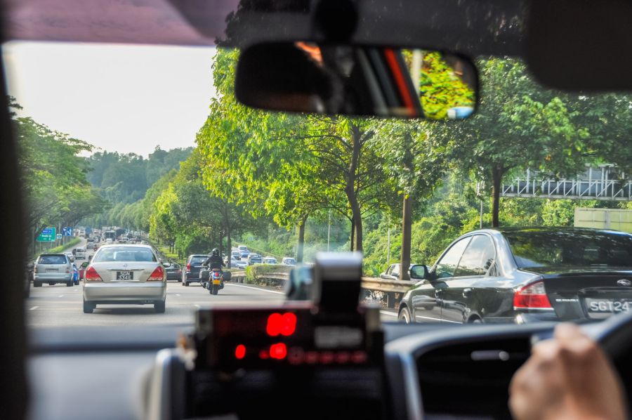Circulation urbaine vue depuis l’intérieur d’une voiture