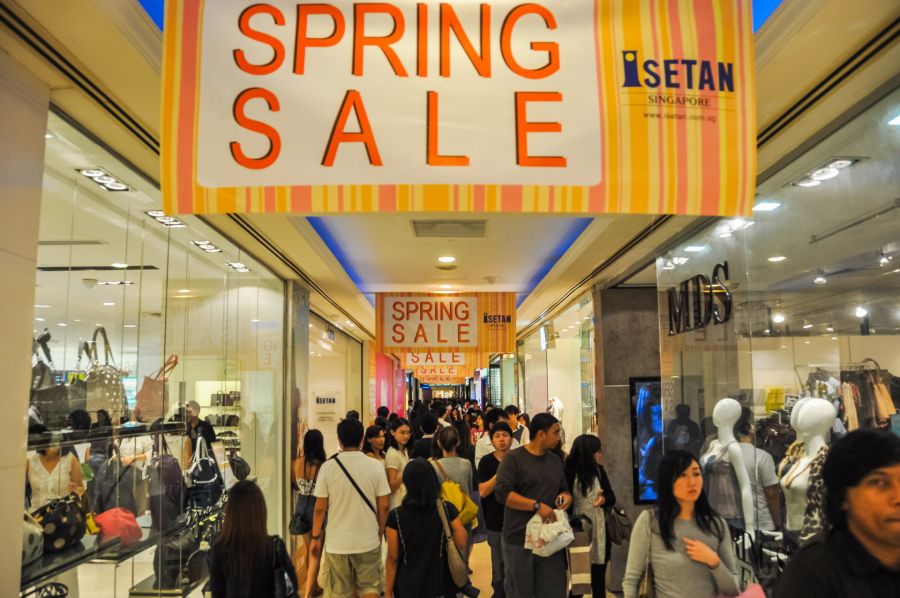 Foule dans un centre commercial pendant les soldes de printemps