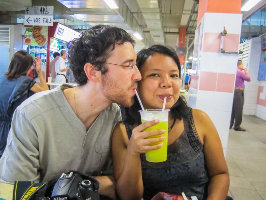 Couple partageant une boisson dans une halle alimentaire