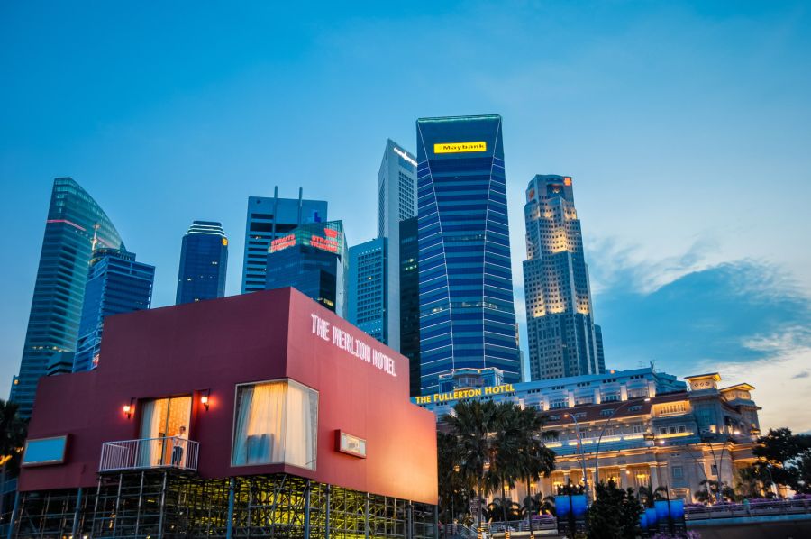 Gratte-ciel et hôtel Fullerton à Singapour au crépuscule
