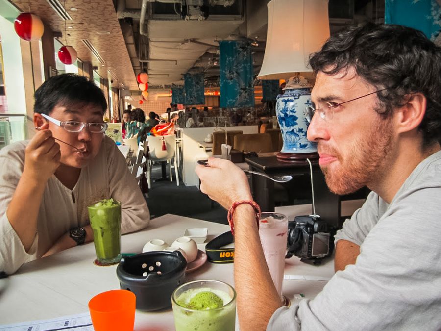 Deux hommes dégustant des boissons dans un café animé