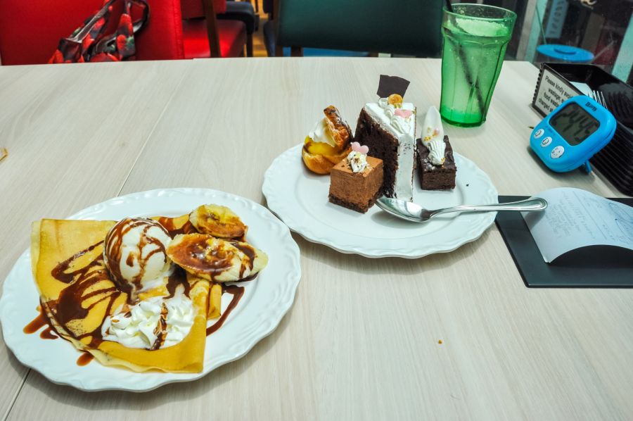 Crêpe glacée et assortiment de gâteaux au chocolat