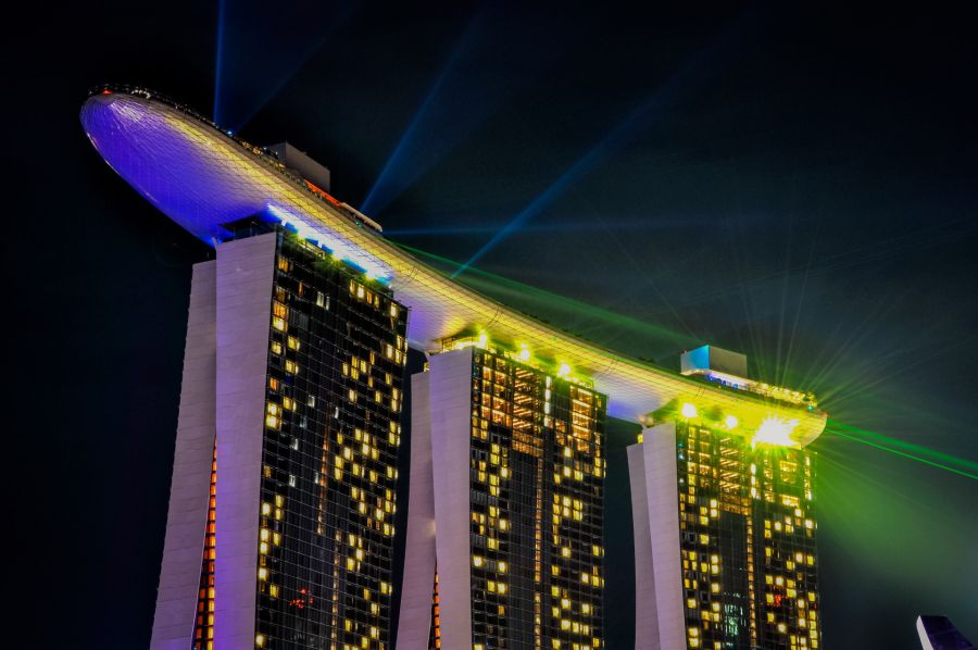Marina Bay Sands illuminé de lasers multicolores la nuit