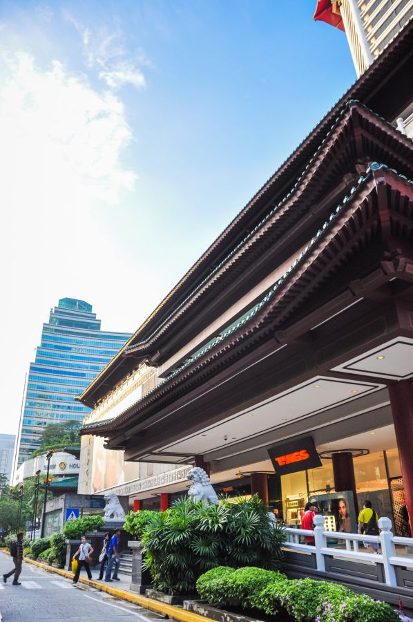 Centre commercial asiatique traditionnel devant gratte-ciels modernes