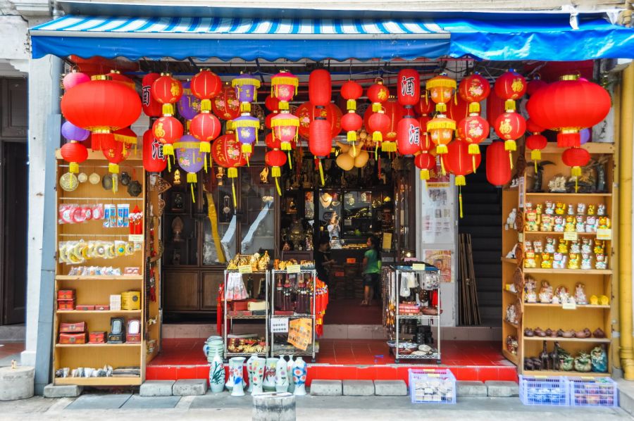 Boutique chinoise décorée de nombreuses lanternes rouges