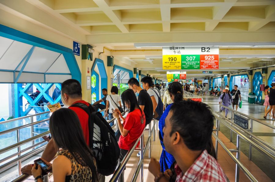 Voyageurs faisant la queue à la gare routière de Berth
