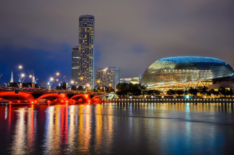 Esplanade de Singapour illuminée, pont rouge et reflets nocturnes