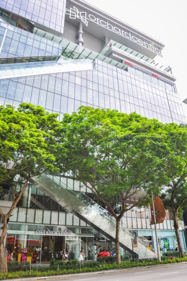 Façade vitrée du centre commercial Orchard Central à Singapour