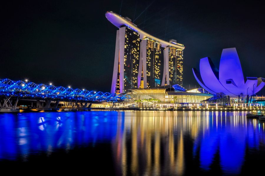 Marina Bay Sands et pont illuminés à Singapour la nuit